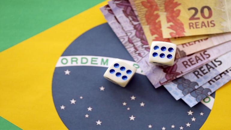 Bandeira do Brasil, jogo, dinheiro e dados.