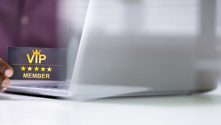 Cartão de membro VIP e laptop